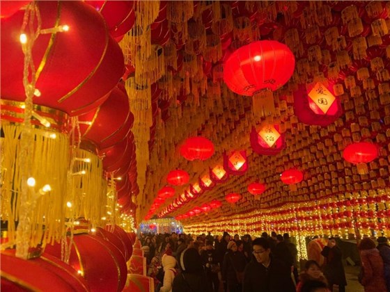 望千門如晝，嬉笑游冶